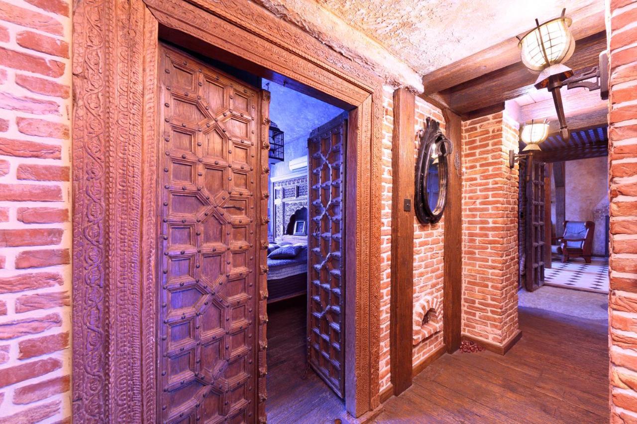 Attic Butas