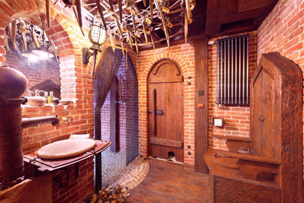 Attic Butas *
