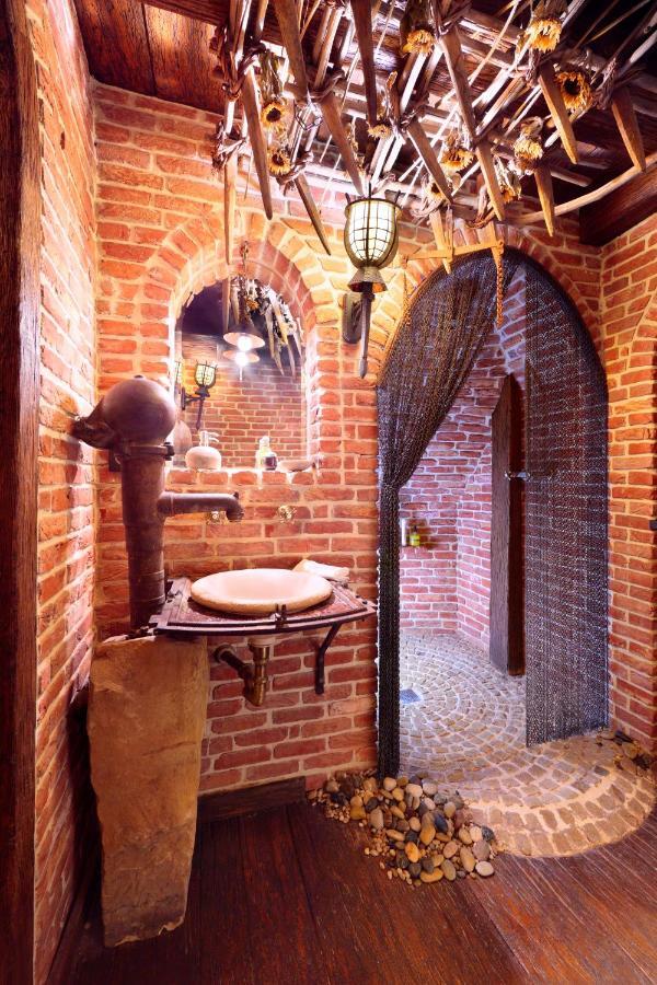 Attic Butas
