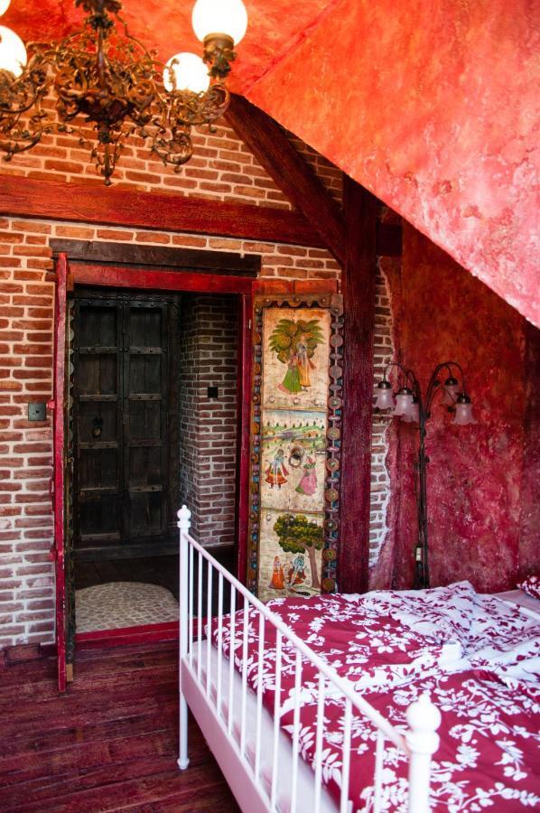 Attic Butas