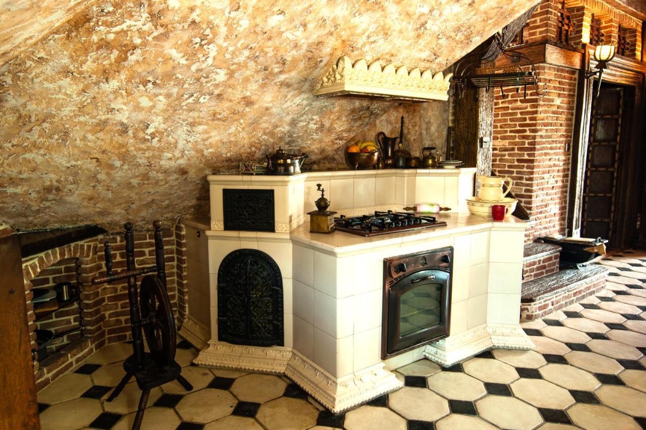 Attic Butas *